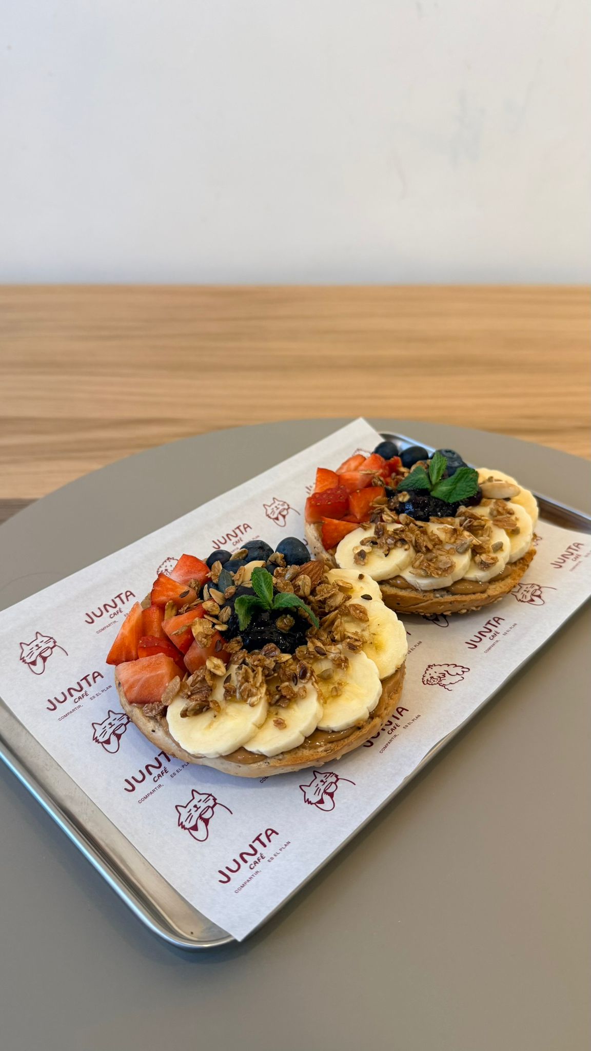 Bagels con fruta y granola