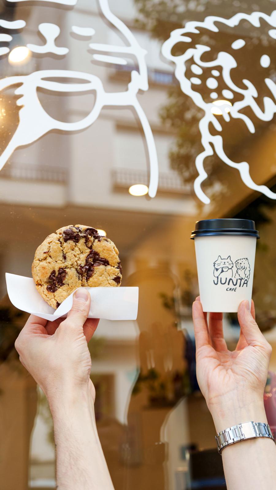 Cookie y café frente a la ventana